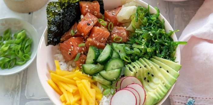 Zera Marez - Poke Bowl de Salmón Inspirado en la Cocina Hawaiana